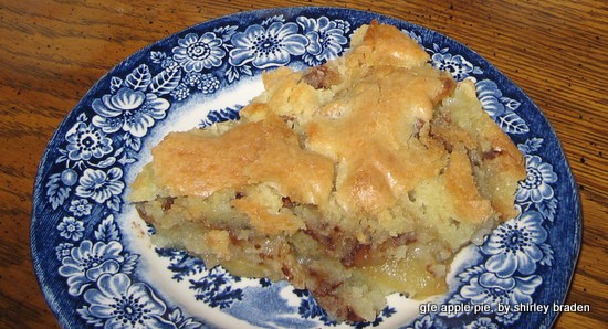 This recipe make an apple pie lover out of everyone! Gluten-Free Crustless Easy Apple Pie from Gluten Free Easily. (photo)