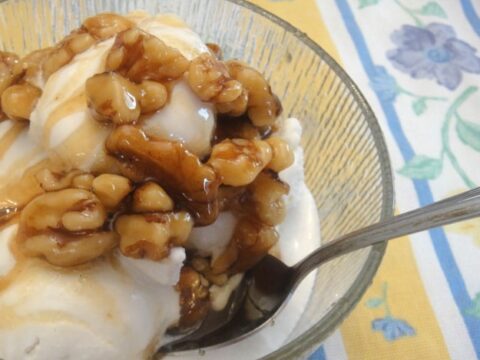 Wet nuts 2025 ice cream topping