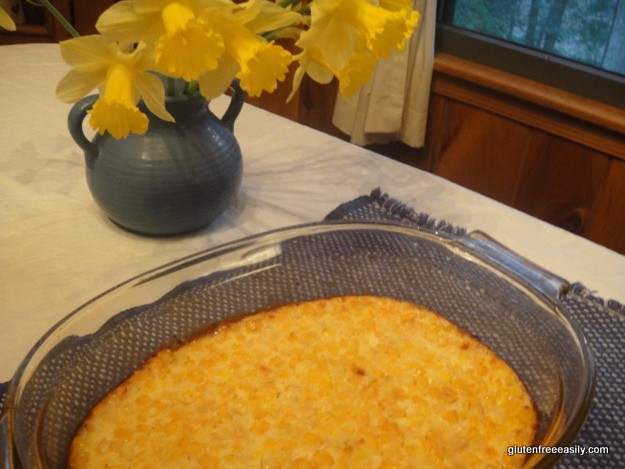 El clásico budín de maíz sin gluten. Una deliciosa guarnición para cualquier comida, pero especialmente para una comida festiva. Nos encanta disfrutar de este plato en Semana Santa. (foto)