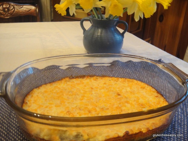 Klassischer glutenfreier Maispudding. Eine köstliche Beilage für jede Mahlzeit, aber besonders für einen Feiertag, wie Ostern. (Foto)