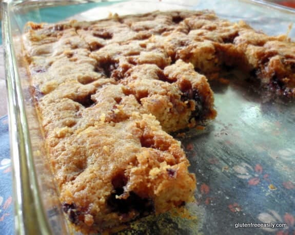 A light and delicious gluten-free blueberry banana buckle. Naturally vegan, too. Perfect for breakfast, dessert, or a snack. Great way to use delicious blueberries and those ever-present ripe bananas. 