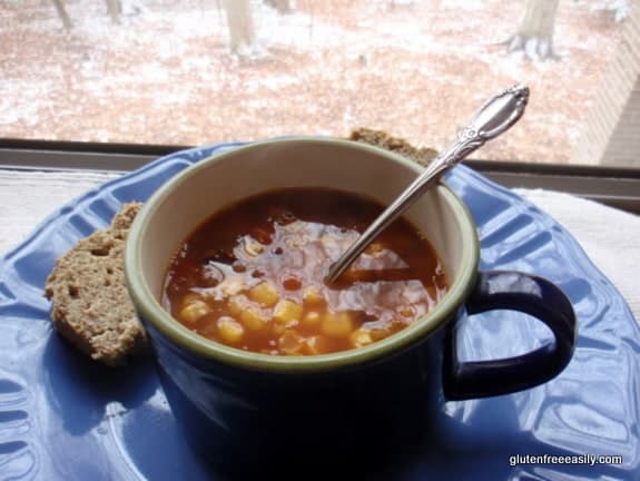 Schwarze Bohnen-, Mais- und Salsa-Suppe