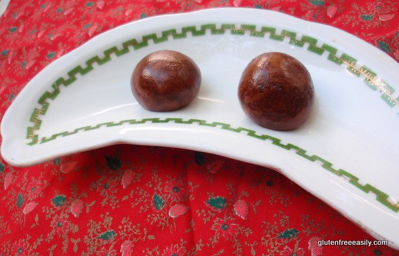 These Paleo Power Balls make the perfect pick me up! Paleo with easy vegan options. [from GlutenFreeEasily.com]