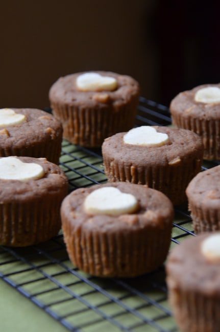 These I Love You Cinnamon Apple Muffins will make everyone feel loved! Not only for their adorable heart toppings, but also by their cinnamon-apple taste!