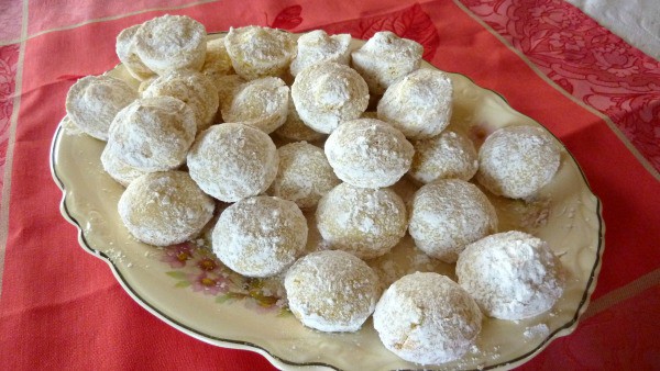 Gluten-Free Powdered Sugar Donut Muffins. This recipe makes LOTS of these delightful donut muffins! [featured on GlutenFreeEasily.com]