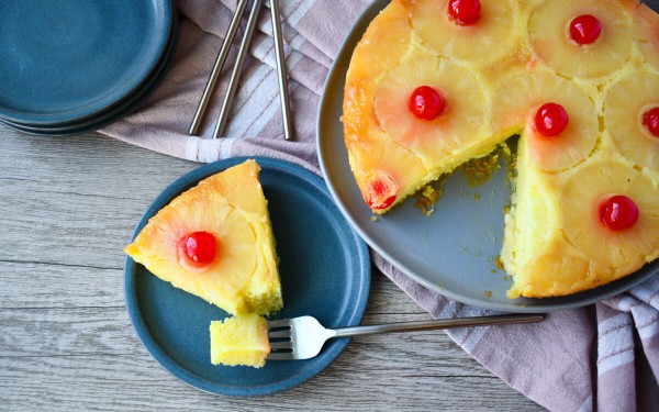 https://glutenfreeeasily.com/wp-content/uploads/2021/04/Gluten-Free-Pineapple-Upside-Down-Cake-with-Slice-On-A-Plate.jpg