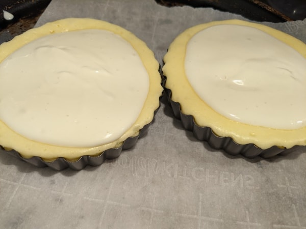 Dimezza la ricetta e puoi preparare due mini cheesecake senza crosta con panna acida in teglie.