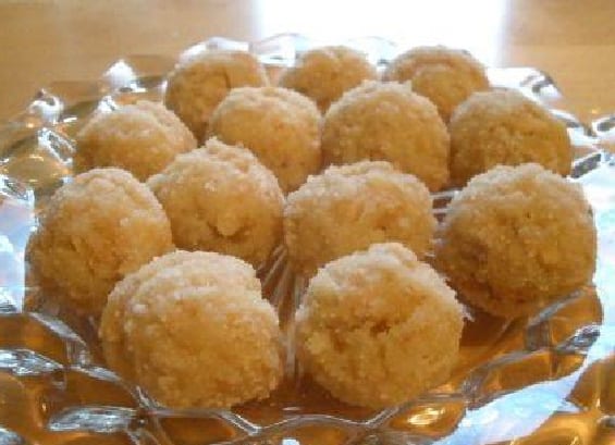 Biscotti senza glutine con palline di chiodi di garofano e anacardi al cocco di Linda Etherton (ex casalinga senza glutine).