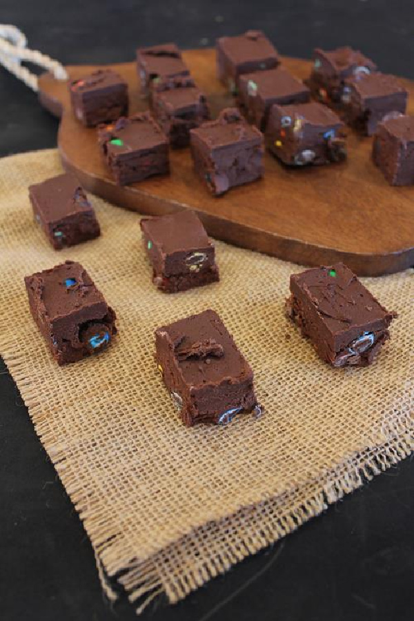 Use your favorite gluten-free candy to make this Easy Candy Bar Fudge. It's part of a collection of the best gluten-free fudge recipes. Recipes worth gifting for the holidays and beyond!